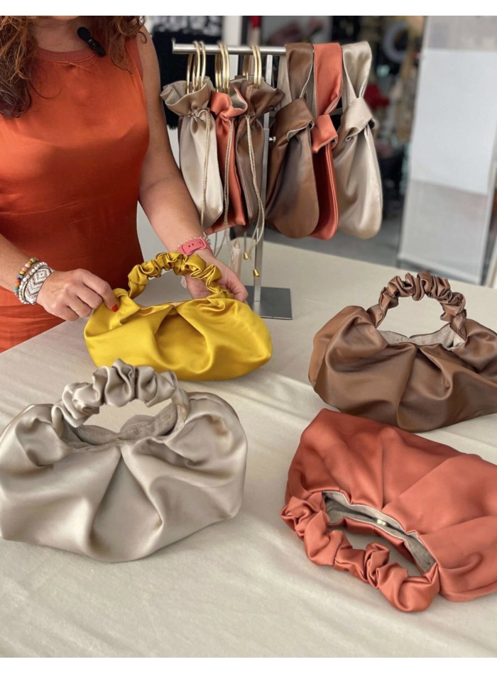 Bolso de mano arrugado en mikado de seda