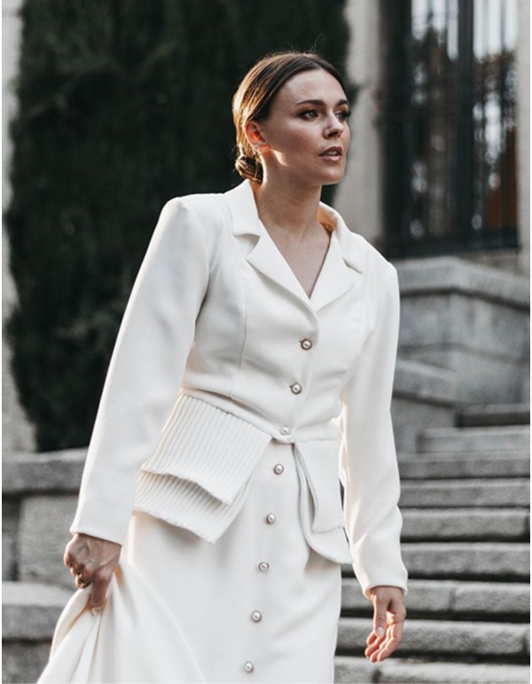 Chaqueta americana blanca de novia con botones