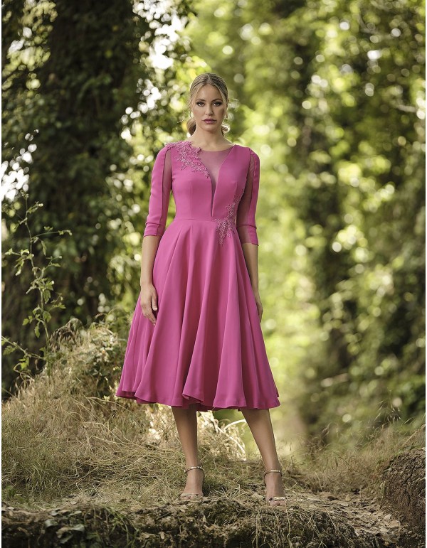 Vestido de cóctel con cuerpo transparencias y falda evasé