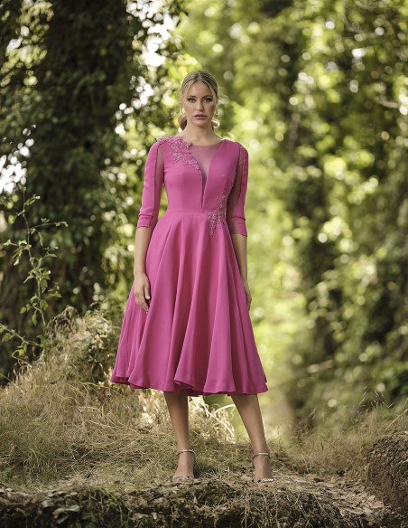 Vestido de cóctel con cuerpo transparencias y falda evasé