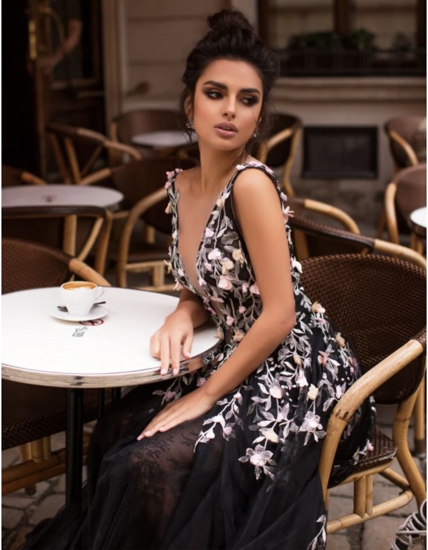 Robe longue de soirée avec décolleté plongeant et...