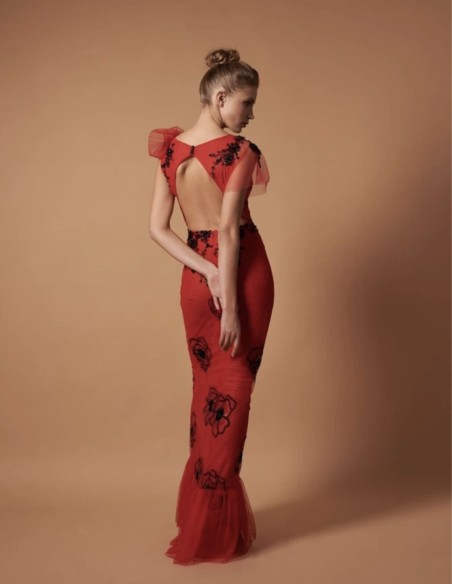 Long party dress in tulle embroidered with appliqués