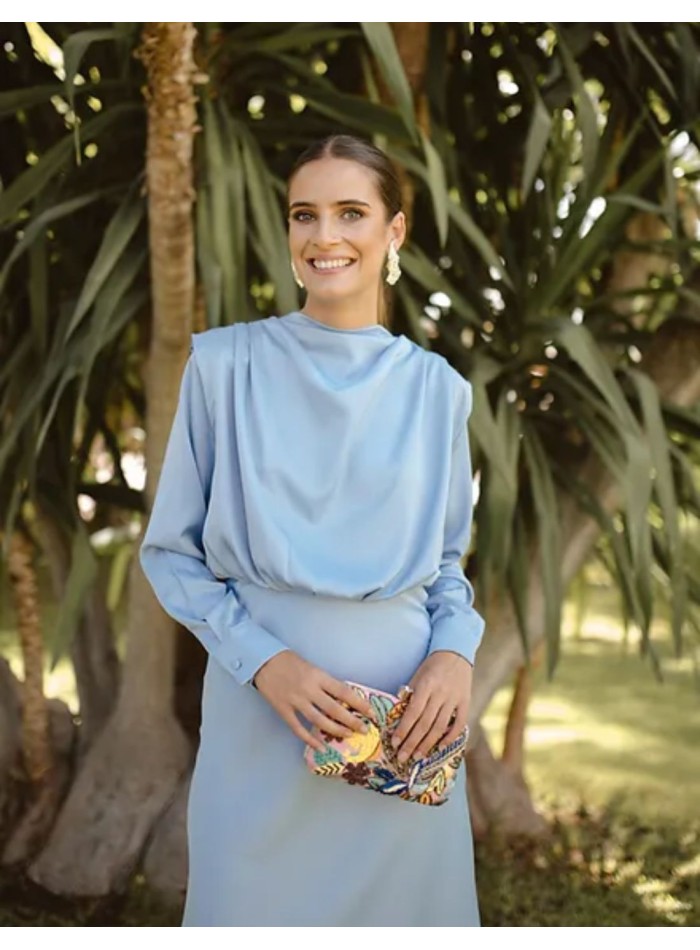 Robe longue en satin bleu ciel à manches longues