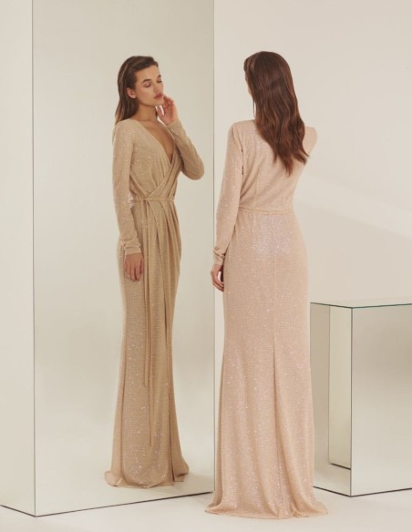Vestido de fiesta largo cruzado con pedrería y manga larga