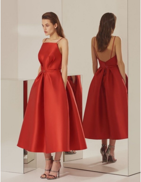 Robe midi à bretelles rouge avec encolure droite et dos nu