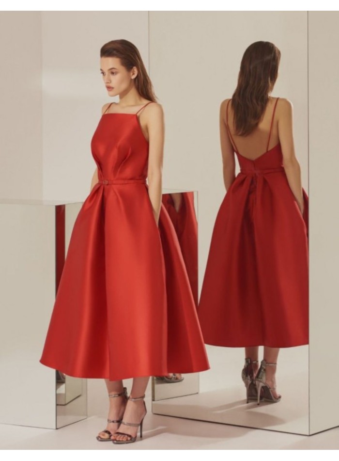 Robe midi à bretelles rouge avec encolure...