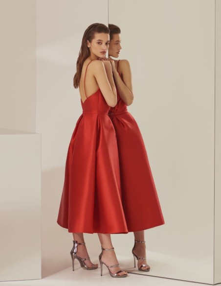 Vestido midi de fiesta rojo con escote halter recto de tirantes