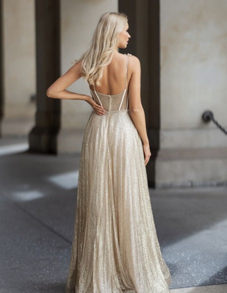 Robe de soirée longue avec tissu brillant et corset