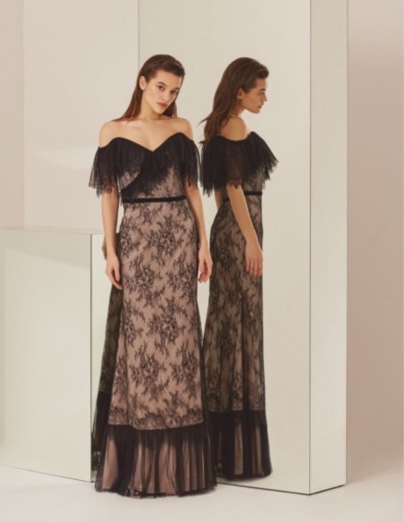 Robe de soirée noire avec des couches de dentelle et de tulle