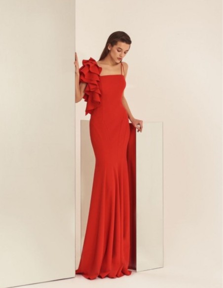 Robe longue rouge avec volants sur l'épaule