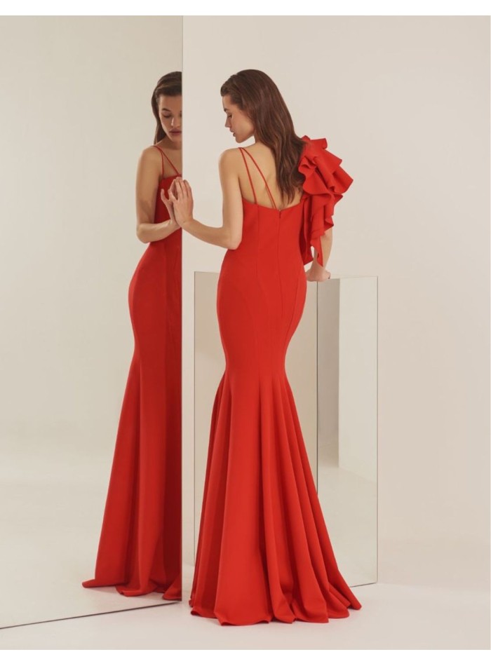 Robe longue rouge avec volants sur l'épaule