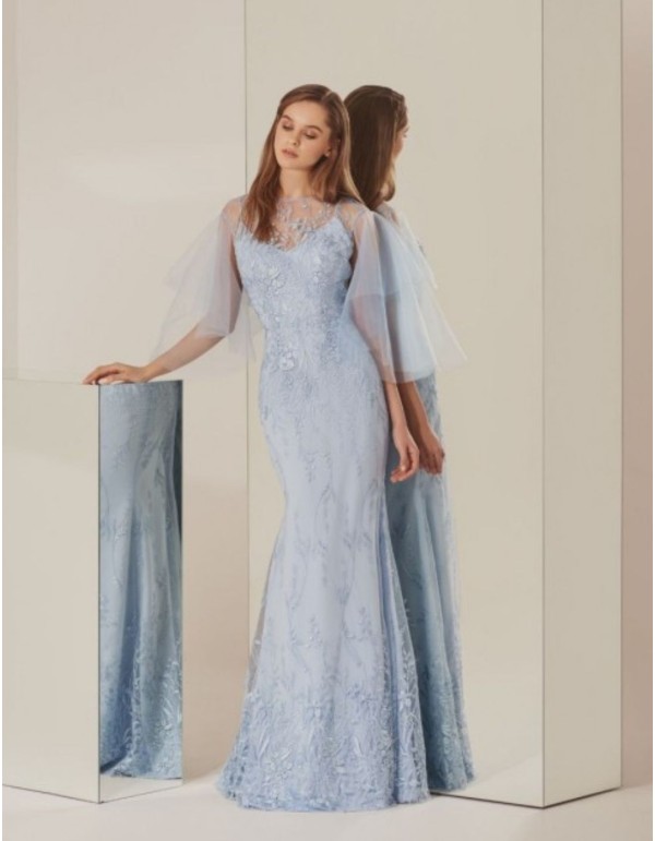 Robe de soirée bleu clair avec dentelle et manches...
