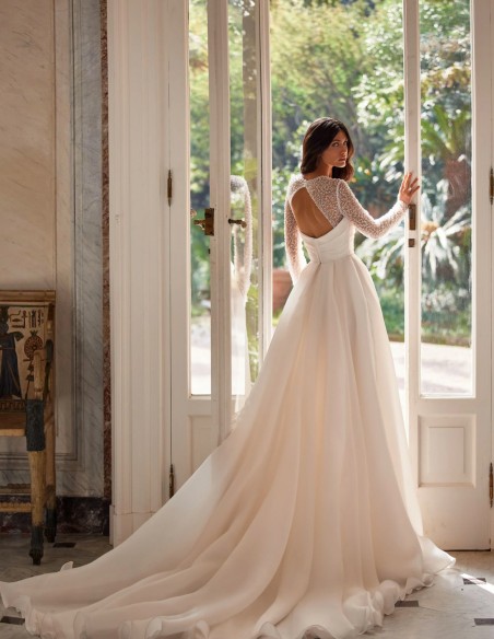 Long wedding dress with straight neckline and embroidered sleeves with rhinestones