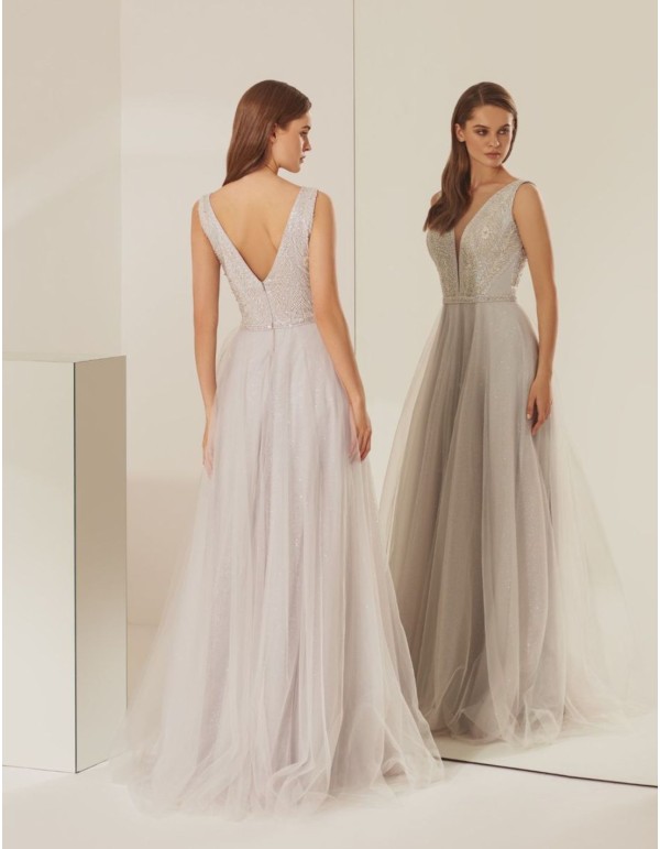 Vestido de fiesta plateado con cuerpo de pedrería 2
