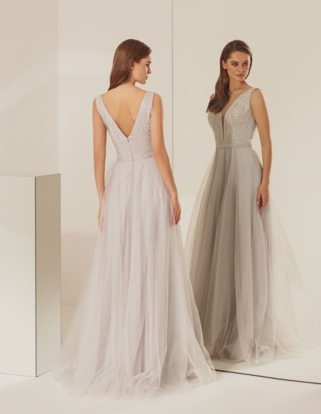 Vestido de fiesta plateado con cuerpo de pedrería