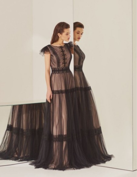 Robe longue de fête avec des couches de tulle noir froncé