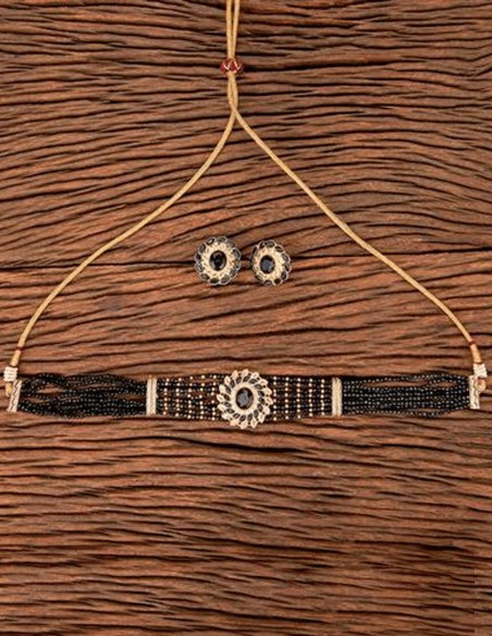 Choker with stones and beads black