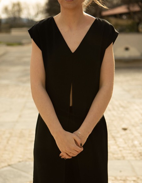 Long black body with neckline and front opening