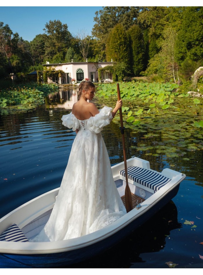 Vestido de novia marfil en A con escote recto, espalda en V