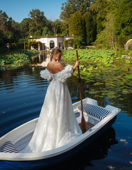 Vestido de novia marfil en A con escote recto, espalda en V