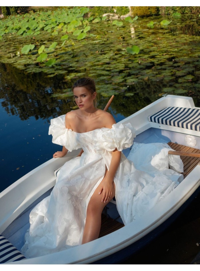 Vestido de novia marfil en A con escote recto y mangas desmontables