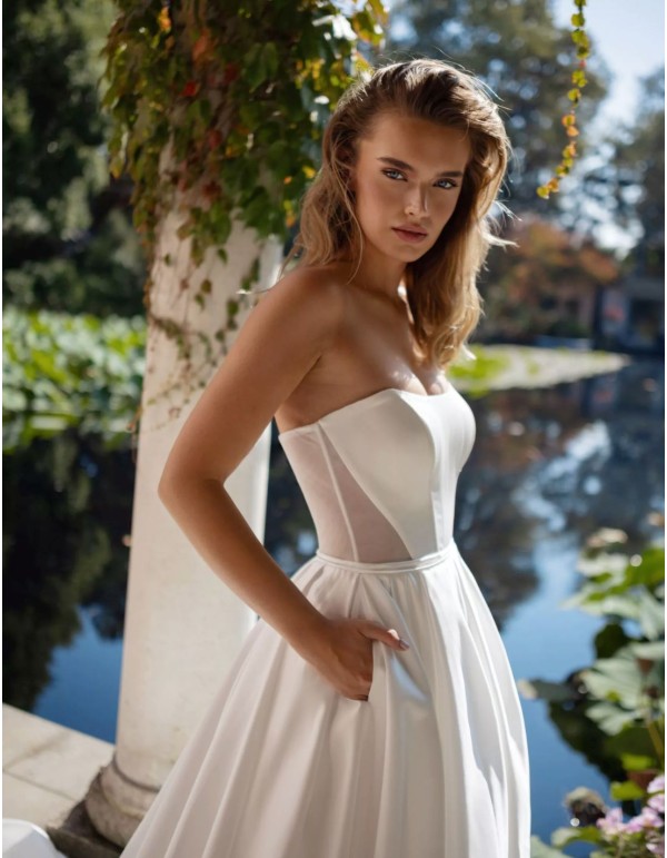 Vestido largo de novia con escote floral y cola desmontable