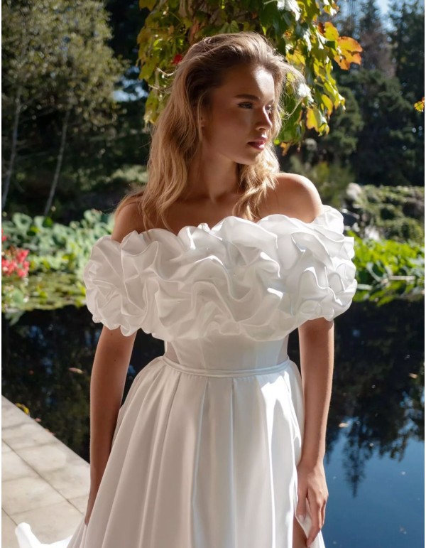 Vestido largo de novia con escote floral y cola desmontable 2