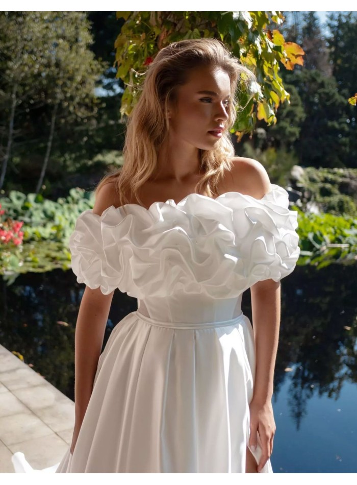 Robe de mariée longue avec encolure florale et...