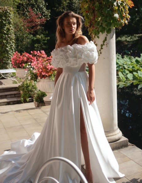 Robe de mariée longue avec encolure florale et traîne amovible