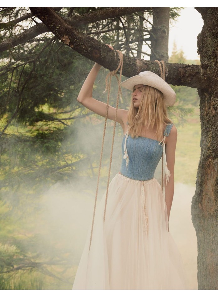 Corset denim azul con plumas de adorno