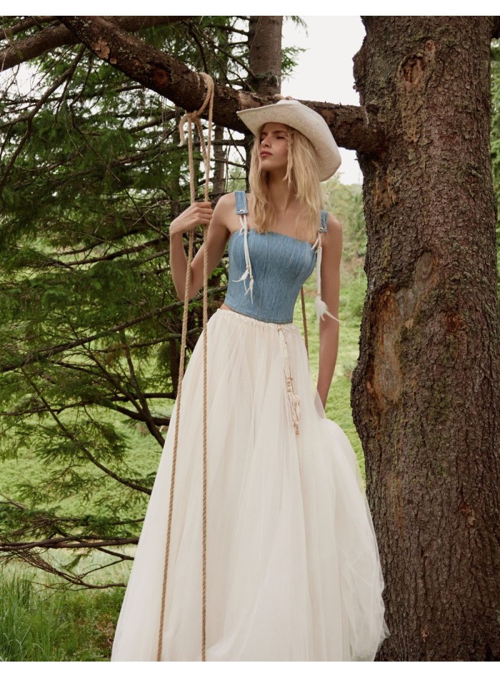 Corset en denim bleu avec plumes décoratives