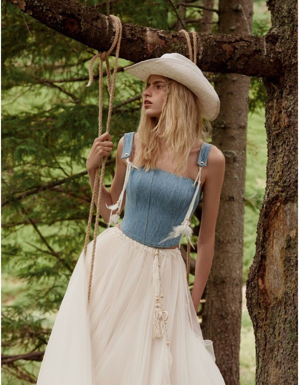 Corset denim azul con plumas de adorno