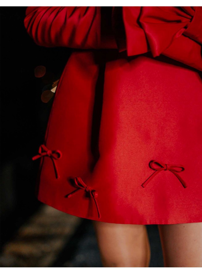 Vestido corto de fiesta con escote bardot y detalles lazos rojo