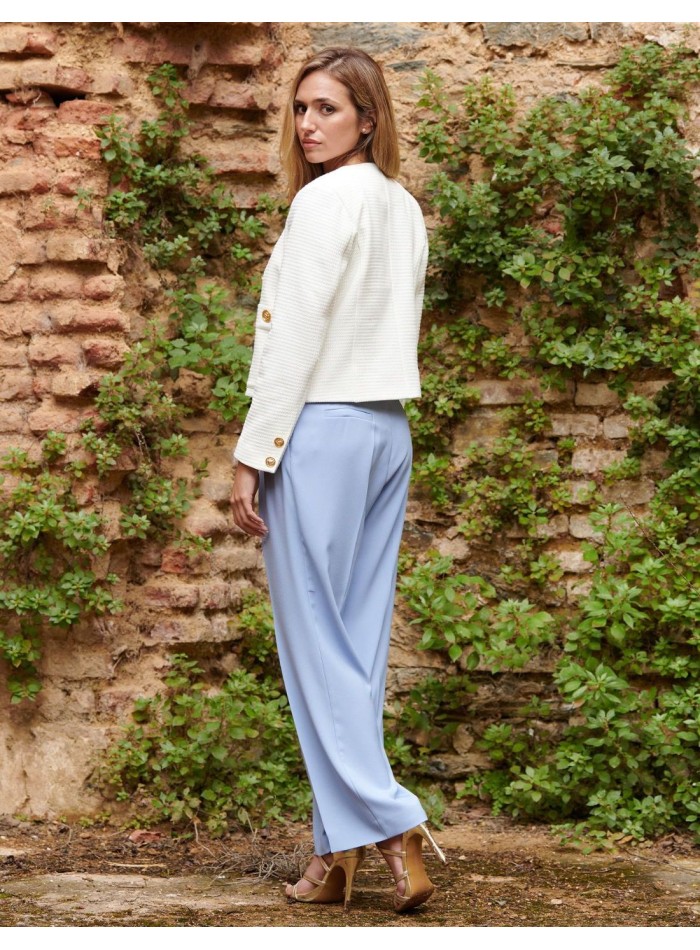 Chaqueta corta de fiesta para invitadas.