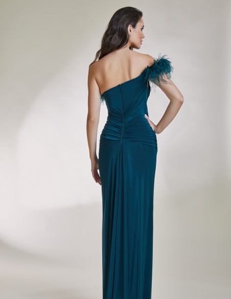 Vestido de fiesta largo con abertura y escote de plumas verde