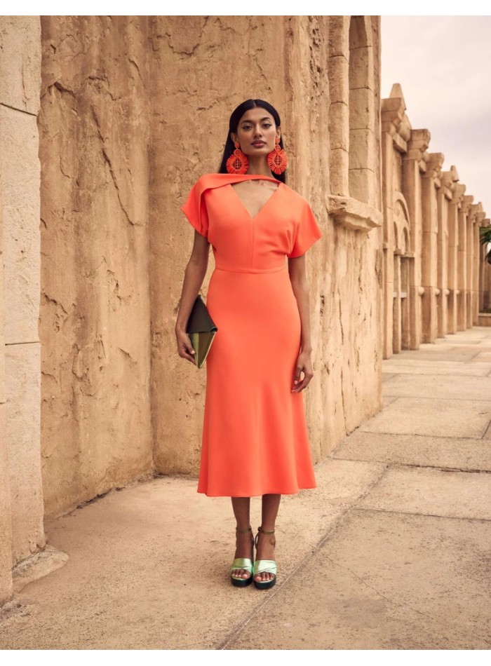 Vestido midi de fiesta con escote asimétrico.