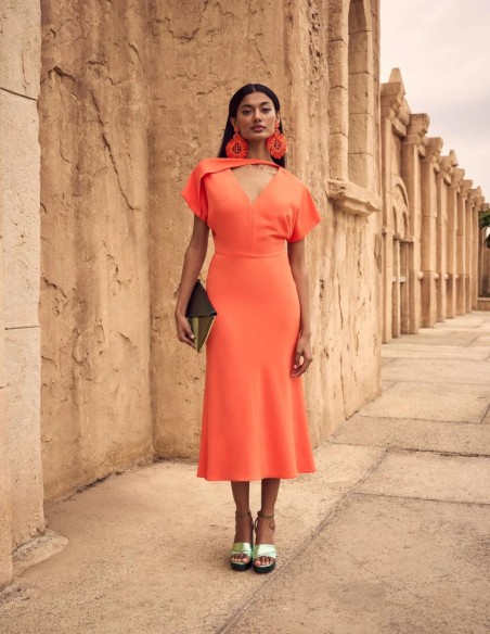 Vestido midi de fiesta con escote asimétrico.