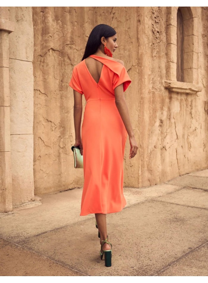 Vestido midi de fiesta ajustado con falda fluida de vuelo.