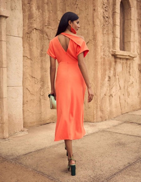 Vestido midi de fiesta ajustado con falda fluida de vuelo.