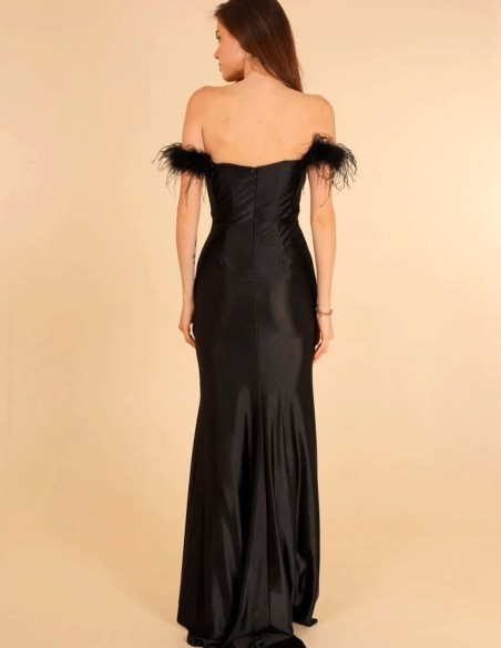 Robe longue en satin avec encolure bandeau et détails en plumes