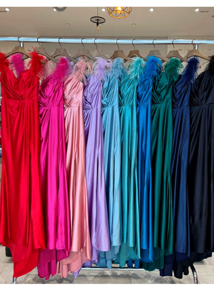 Robe longue en satin avec encolure bandeau et...