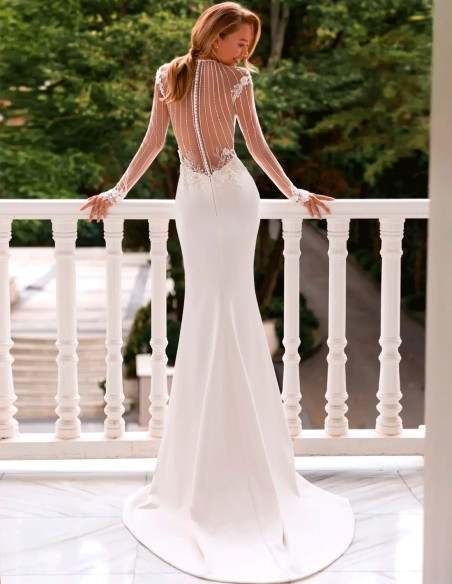 Robe de mariée dos nu avec transparences et manches en dentelle avec strass