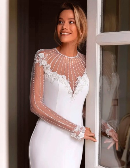 Robe de mariée dos nu avec transparences et manches en dentelle avec strass
