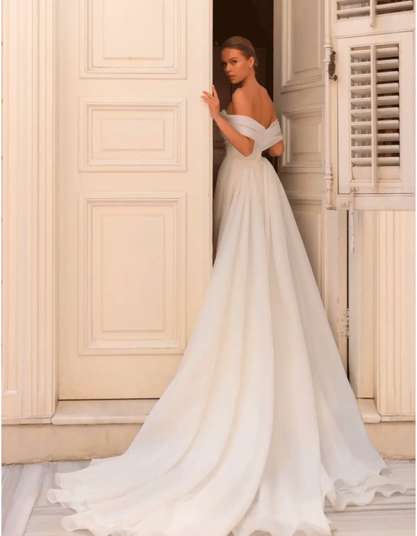 Robe de mariée avec encolure bandeau et corsage drapé... 2