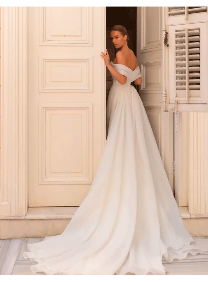 Robe de mariée avec encolure bandeau et corsage...