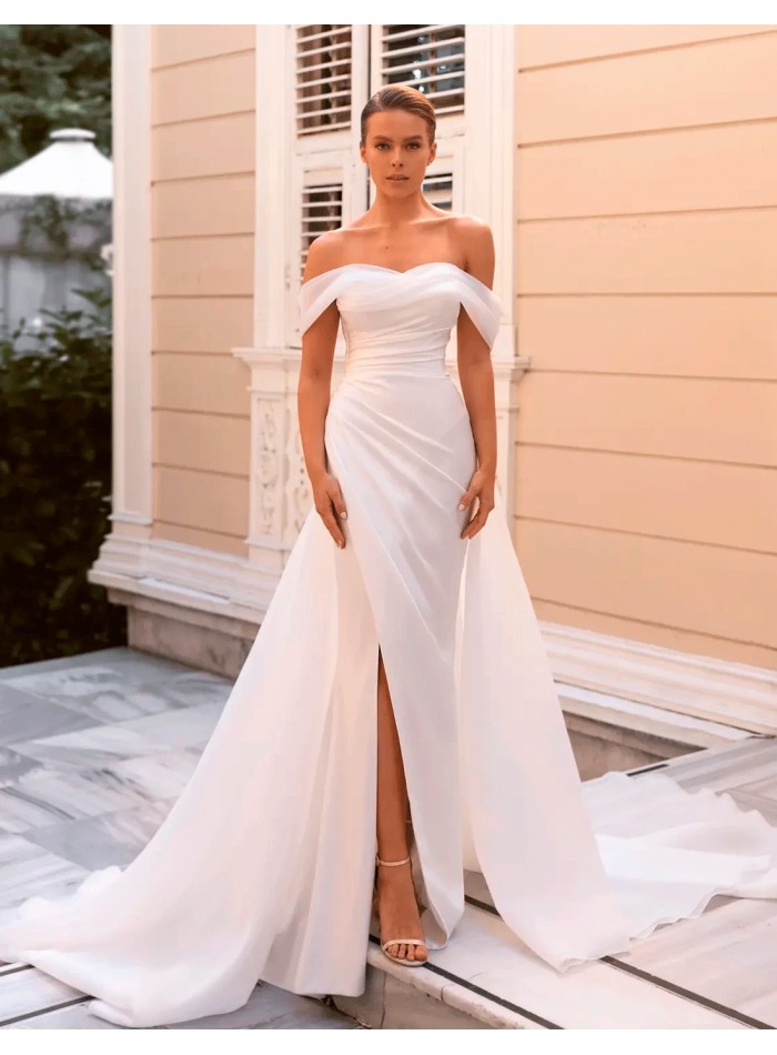 Vestido de novia con escote bandeau y cuerpo...