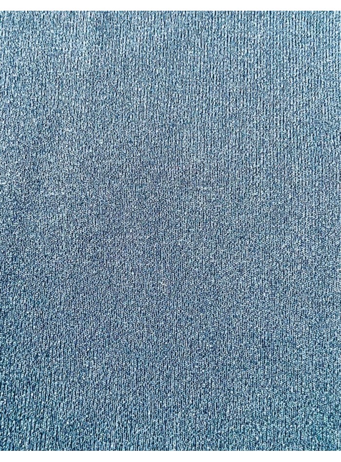 Pantalón largo blanco con corte acampanado.