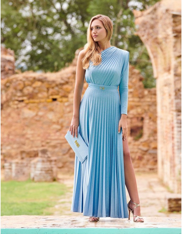 Vestido largo de fiesta plisado para eventos.