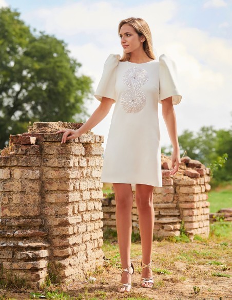 Vestido corto de fiesta con mangas abullonadas.