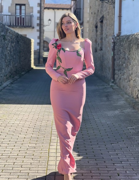 Evening dress with puffed sleeves and embroidery